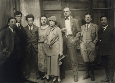 Retrato grupal (Tamiji Najito, Boris Pasternak, Sergei Eisenstein, Olga Trejakova, Lili Brik, Vladimir Mayakovsky y el diplomático soviético Voznesensky), Moscú, 1924 (impresión en plata de gelatina) de Unknown